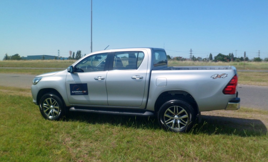 Toyota Hilux SRX 4x4 AT