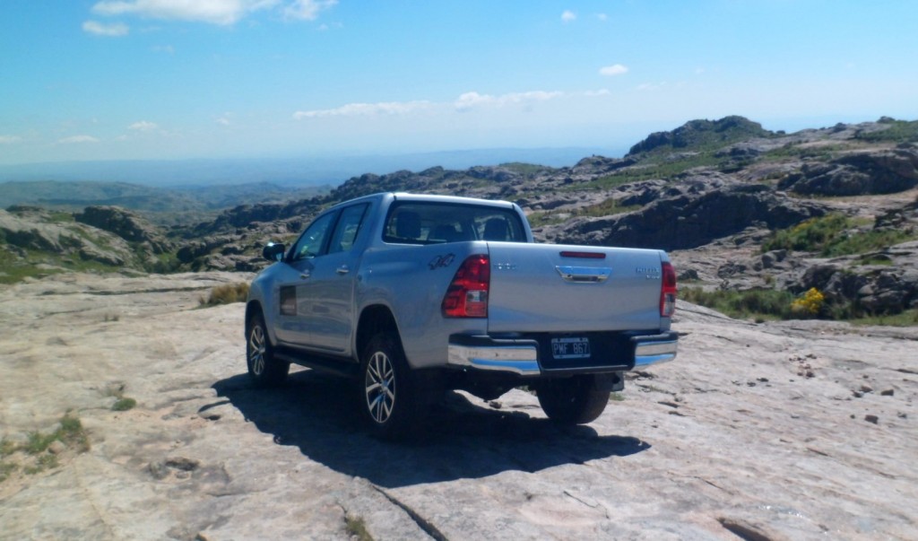 Toyota Hilux SRX 4x4 AT