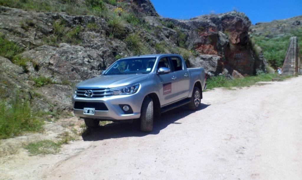 Toyota Hilux SRX 4x4 AT