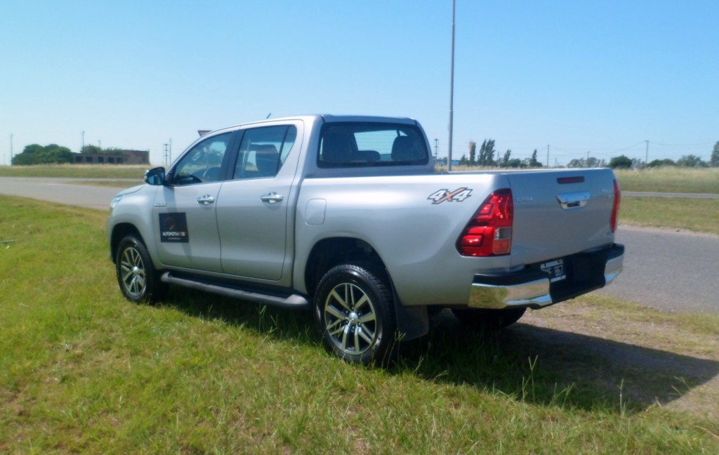Toyota Hilux SRX 4x4 AT Toyota Hilux SRX 4x4 AT
