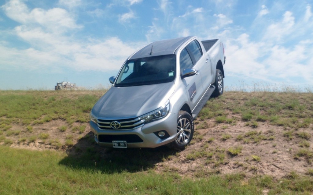 Toyota Hilux SRX 4x4 AT Toyota Hilux SRX 4x4 AT