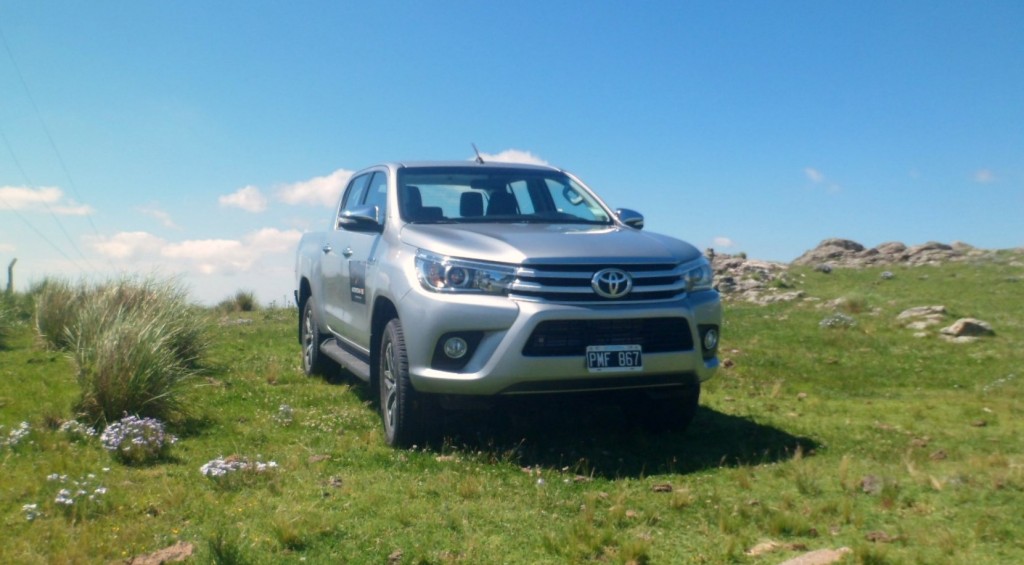 Toyota Hilux SRX 4x4 AT Toyota Hilux SRX 4x4 AT
